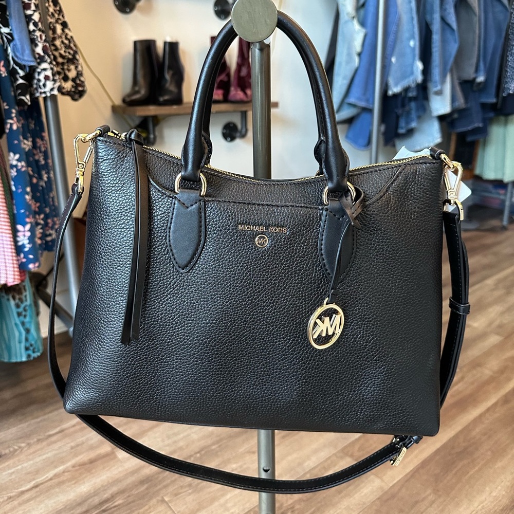 Michael Kors leather black bag with shoulder strap Excellent condition